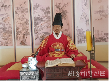 조선 왕비들의 미모와 품격을 그리는 초상화 작가 이도경의 예술 세계