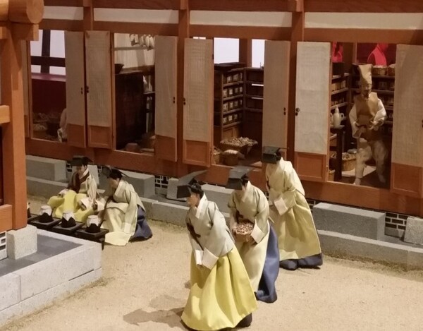 [김순근의 역사 잡설] 경종 임금 게장 독살설과 음식 상극 음모론